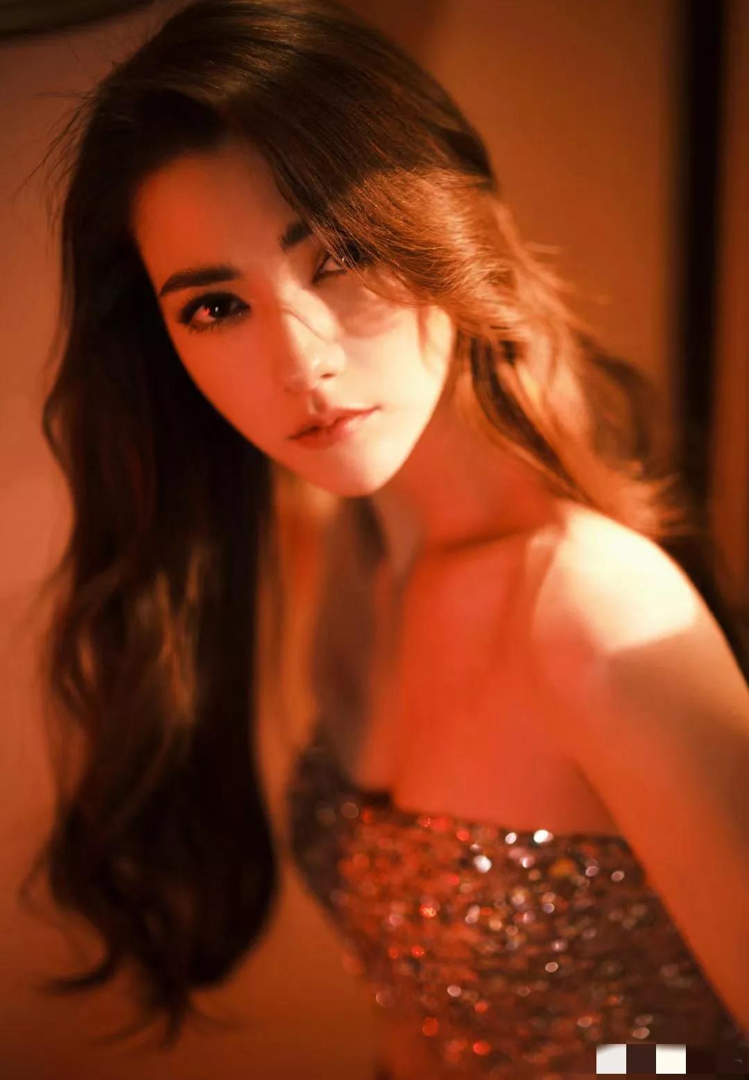 大家仔细看看
娜然和尊龙
是不是
有点像？