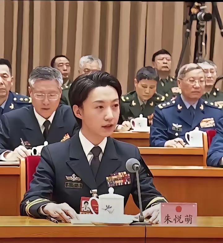 全国人大代表朱悦萌！
朱悦萌，35岁，毕业于海军航空大学，海军中校军衔，第+四届