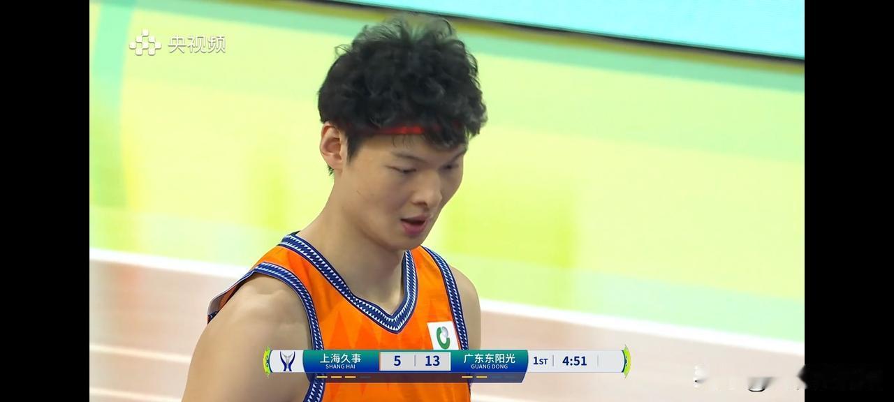 CBA篮球联赛常规赛告一段落了，俱乐部杯比赛开始了。上半区8进4的一场比赛，由上