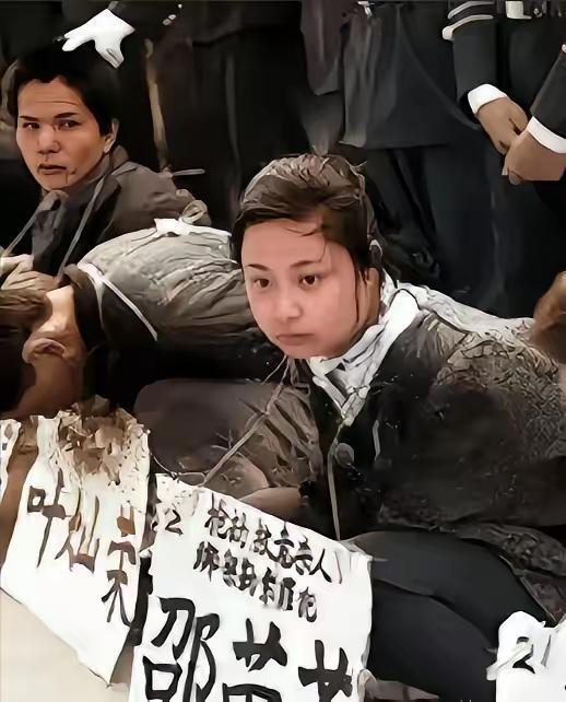 1995年东莞刑场，25岁女死刑犯邵苗苗蹲坐在地，静候死刑。她面容呆滞，双手反绑