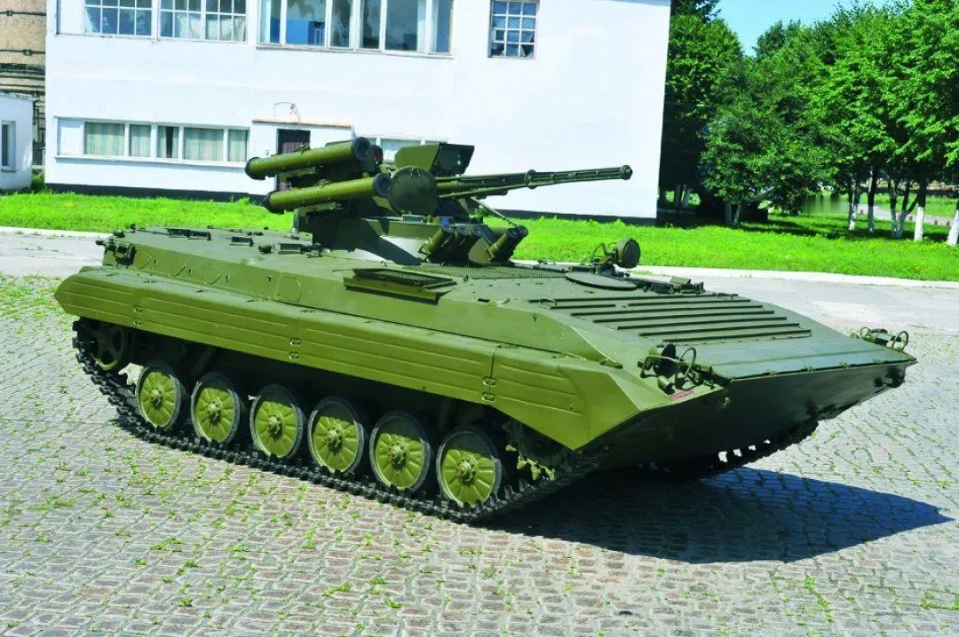 ：我只是改装。
在俄乌冲突中，俄军使用了一款BMP-1U步兵战车。
乌克兰继承了