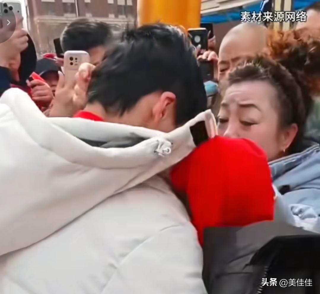 认亲宴上，我一直以为给张云鹏换上新衣、烫着卷发的那位女士是他姑姑，后来才知道，原