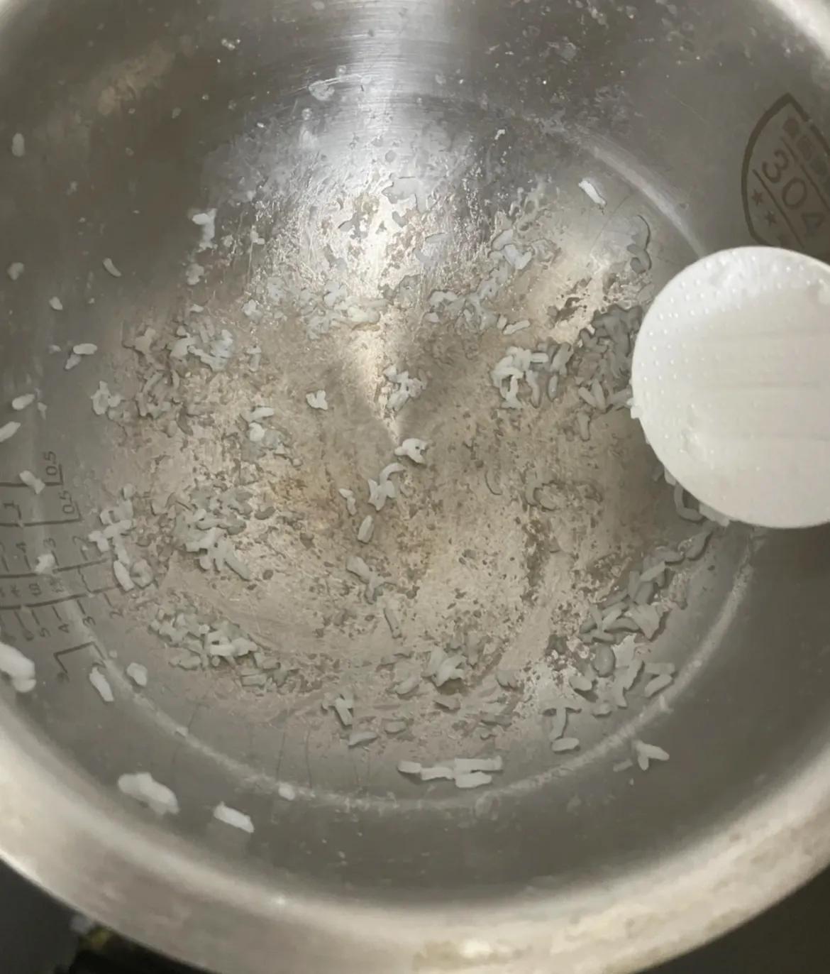 这电饭煲千万不要买，太粘锅了！！！

初遇时，您可能误以为水量或米质是难题所在，