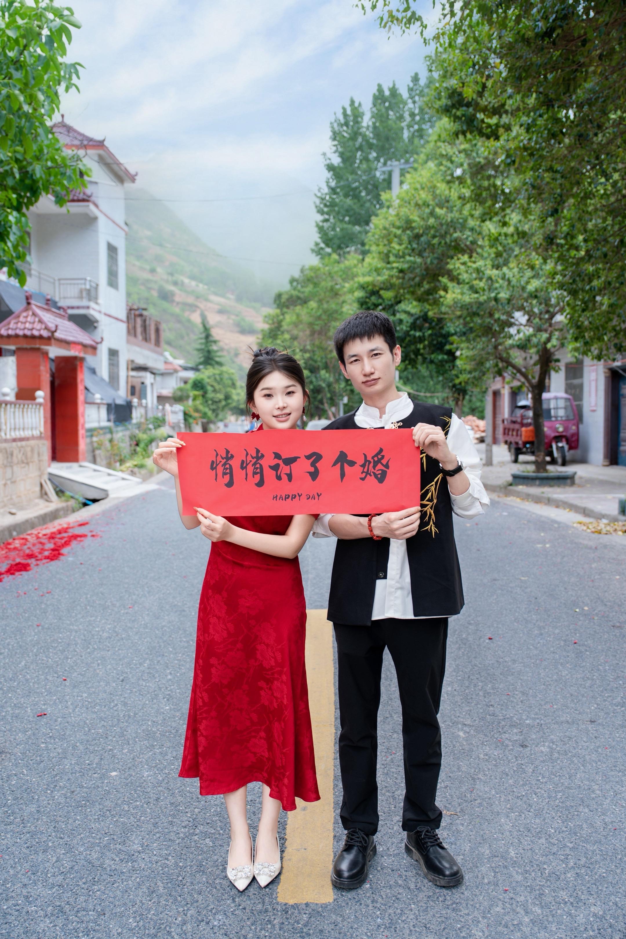 镜头下的双向奔赴：见证一场满是爱意的订婚。