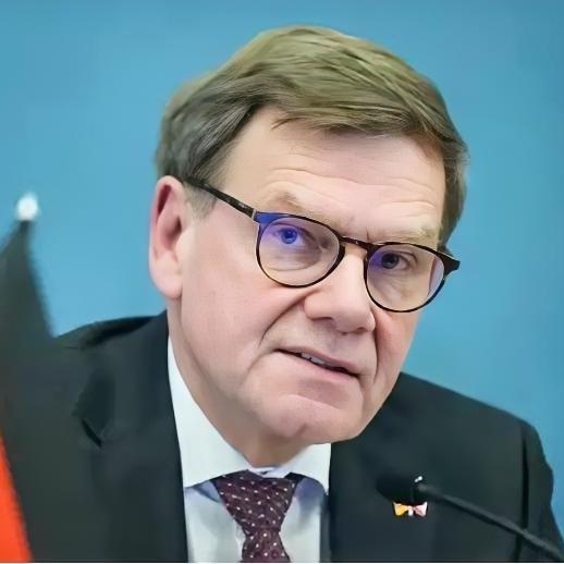 德国那位外长瓦德富尔对美国可真是够“痴情”，也不知道他从美国身上讨到了什么好。