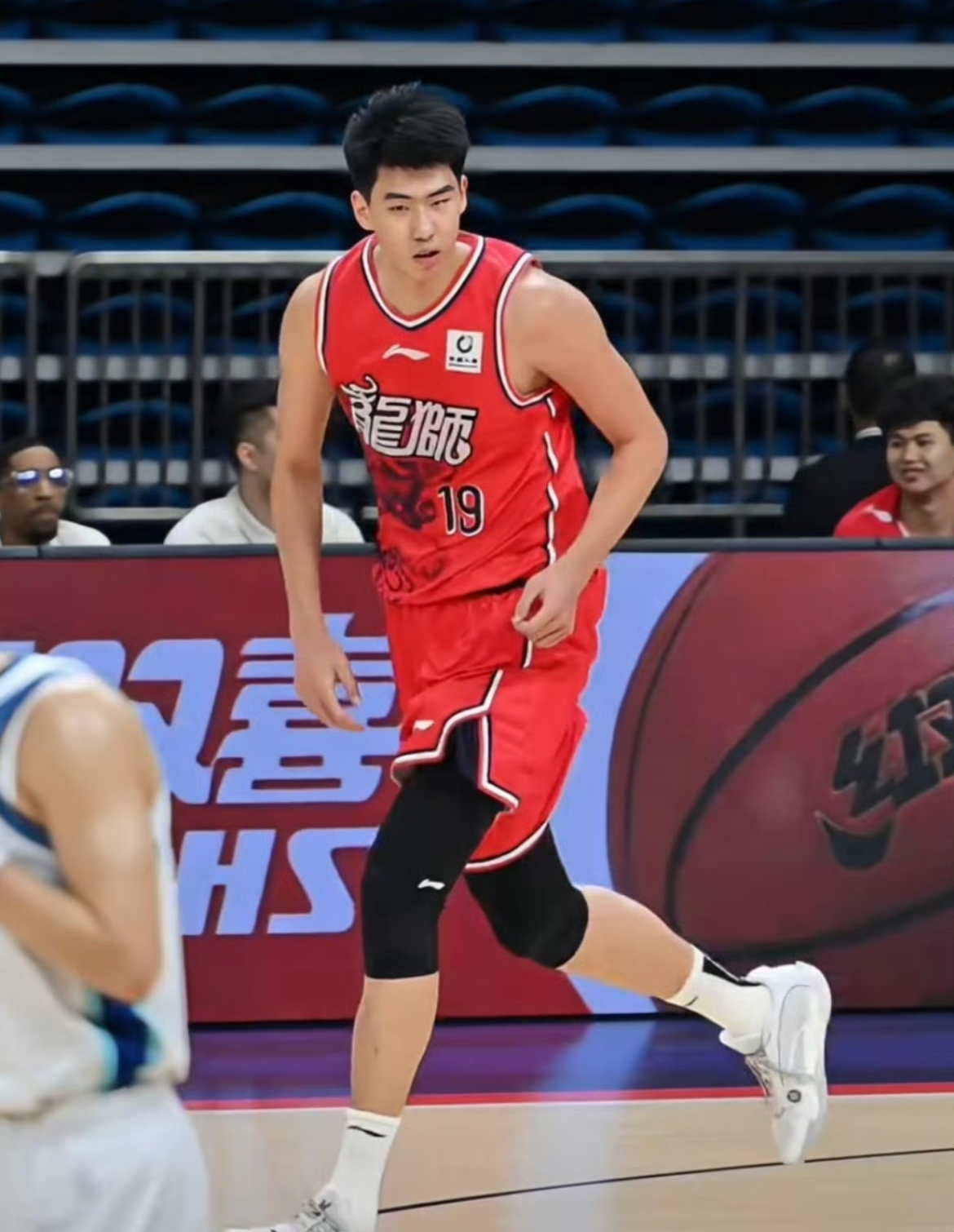 重磅！5支NBA球队抛出橄榄枝，徐昕迎来留洋契机，中国内线新星备受世界篮坛关注近