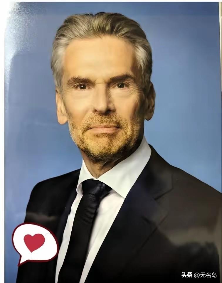 近几日荷兰光刻机巨头ASML出来放话了。说在美国封锁下，中企现在想买到EUV光刻