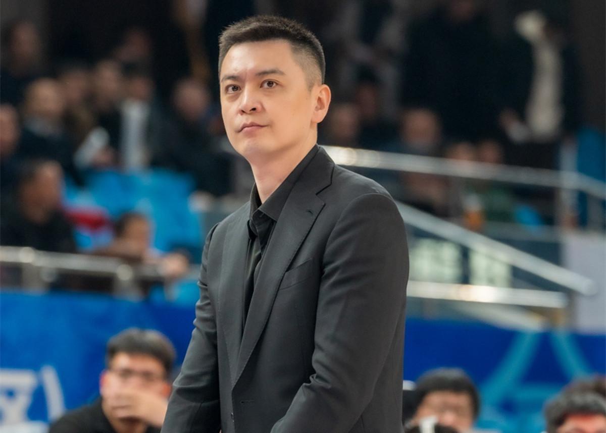 杨鸣半场弃用两人的原因：
北京时间1月18日，辽宁与深圳的比赛上半场战罢，球队暂