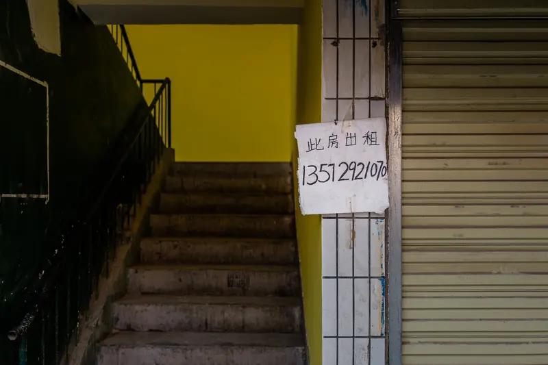 47岁外卖大哥出租房内离世，房东上门收租时才发现，事发北京，隔壁邻居：去世一个月