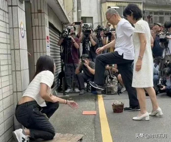 柯文哲获保释回新竹老家，他循俗跨过火炉、踩破瓦片，象征除厄去晦。
他大概率会因为