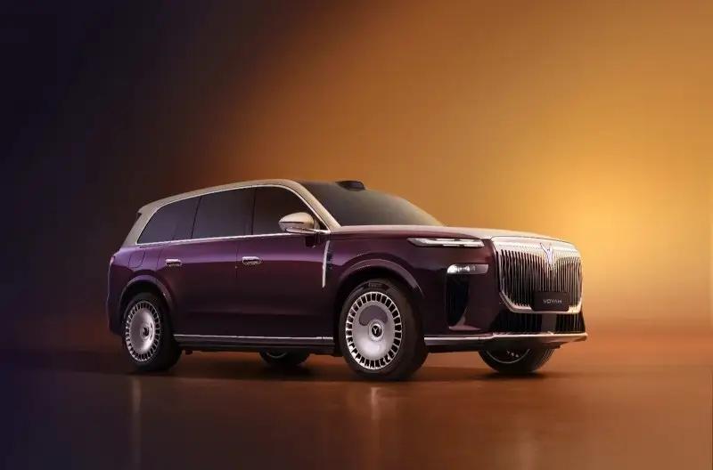 岚图泰山颜值高，天地共雅外观设计，搭配大尺寸中网，大尺寸车身，配全黑涂装，看着大