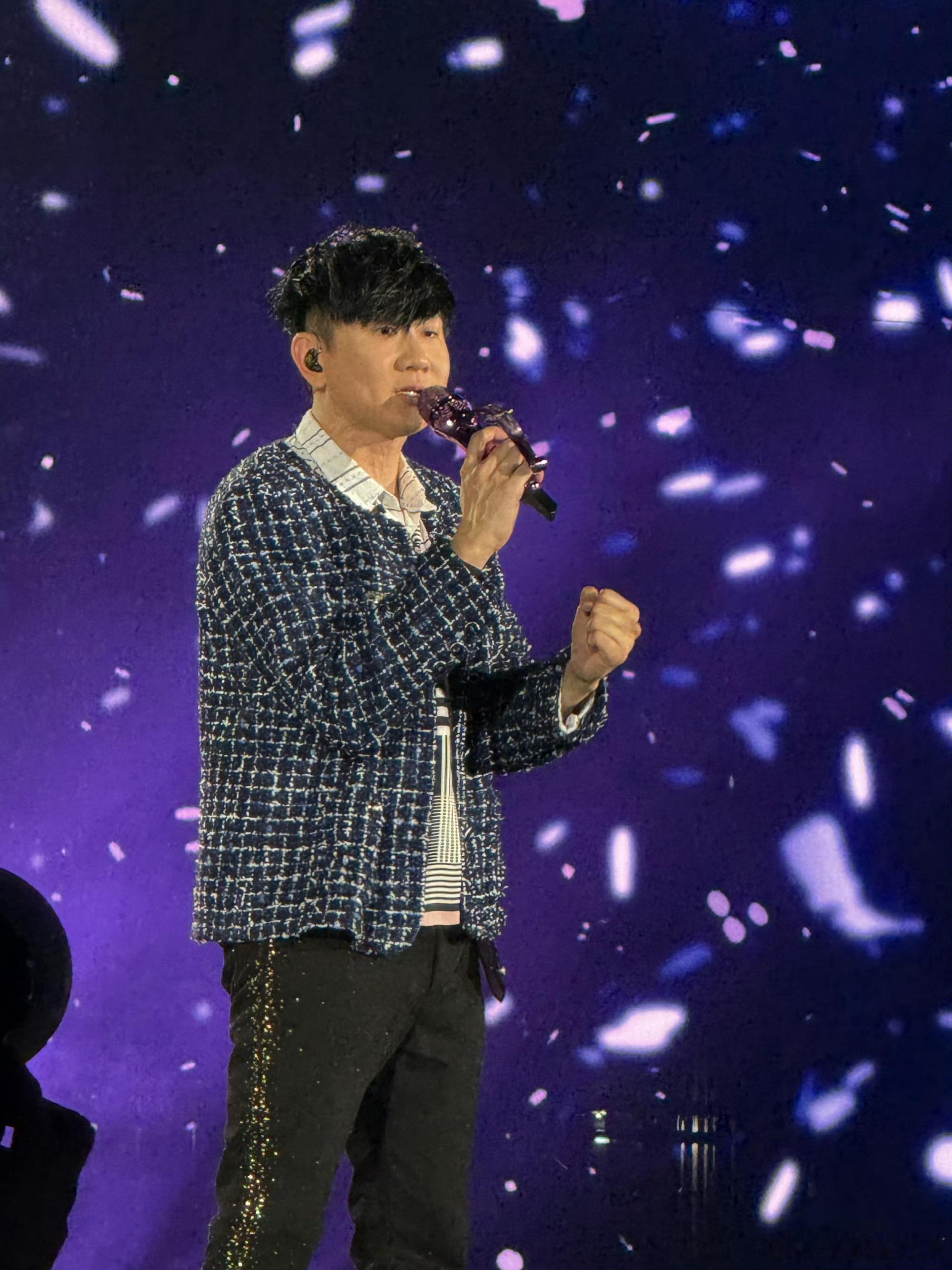希林娜依高去看了林俊杰演唱会希林娜依高去看了林俊杰的演唱会，是谁双厨狂喜了我不说