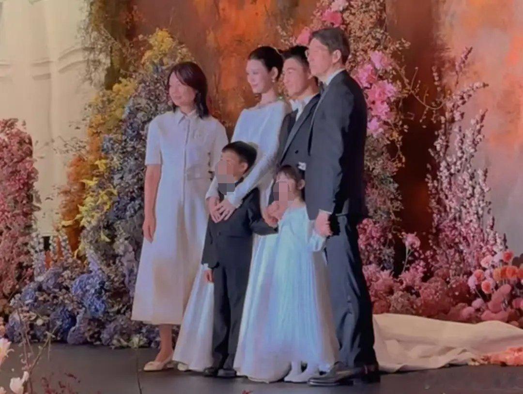 奚梦瑶何猷君答谢宴上的儿女奚梦瑶何猷君答谢宴拍全家福仪式环节氛围感拉满，新人的造