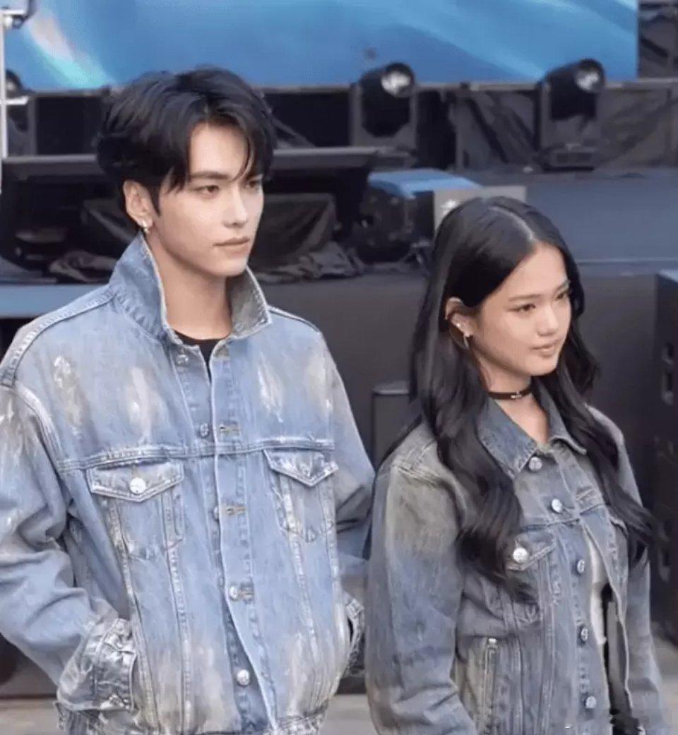 文亦娱乐邵兵儿子钟丽缇女儿同框颜值超高 穿牛仔外套青春活波 