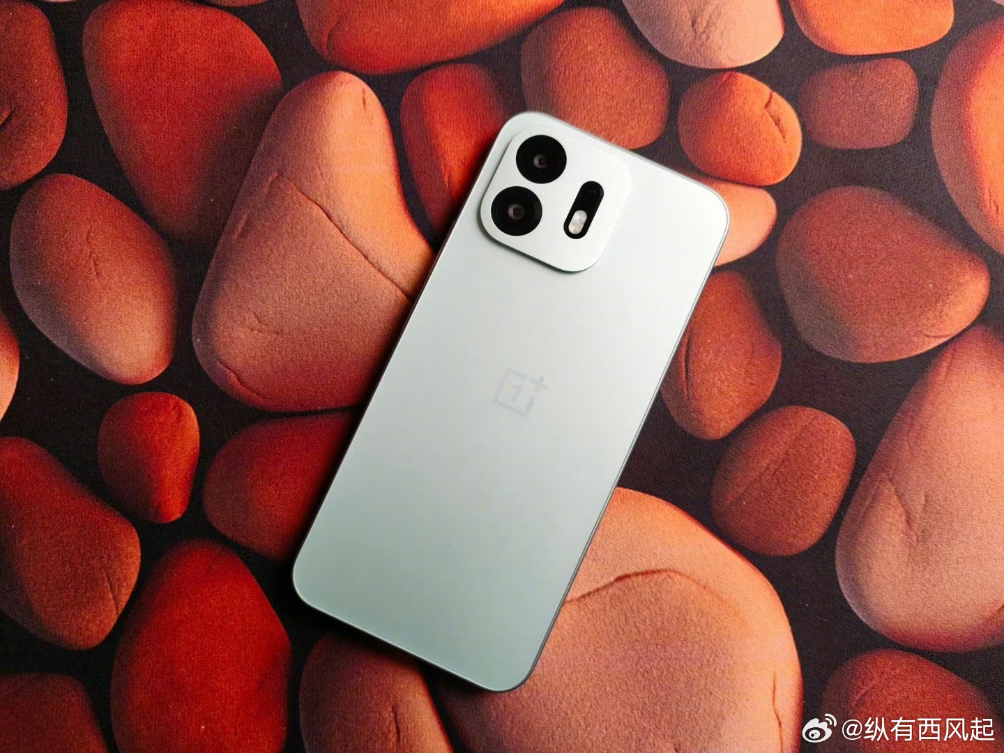 一加也有N6了，不过是海外版，6月30日发布，看样子是中低端机，定位与国内的Tu