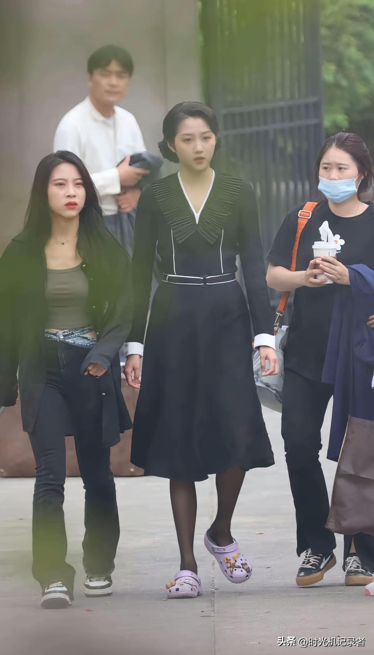 关晓彤也太身材魁梧了，关晓彤路拍看起来好像比工作人员都要高大好多。
关晓彤就像曾