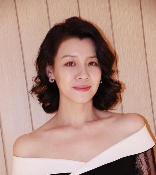 现在刘琳身价多少？
有个角色让她妈都嫌弃。
嫌她演得太像，太“掉价”。
当年她为