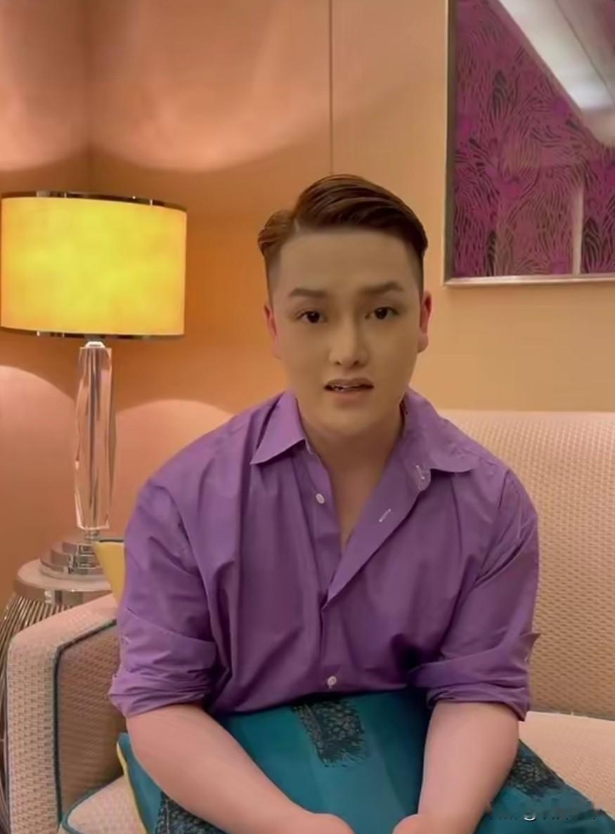 人民日报怒批！炫富、偷税749万、跑国外，现又来“割内地韭菜”！
 
当流量变成