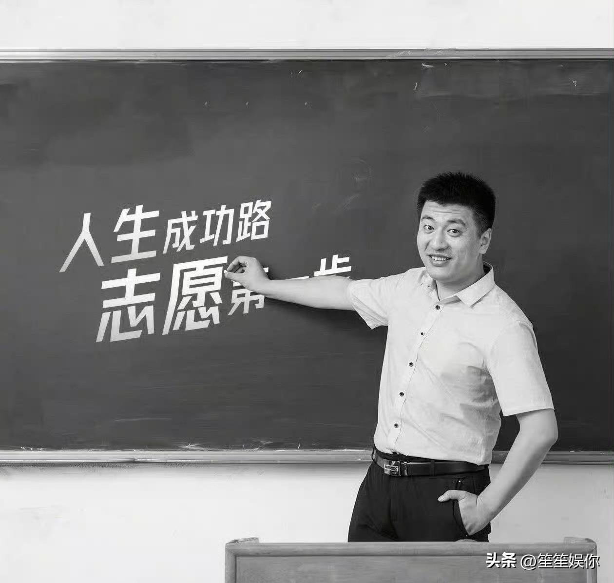 别再骂张雪峰收费贵了，真的很双标。一次志愿咨询上万，那是一对一深度服务，要扛家庭