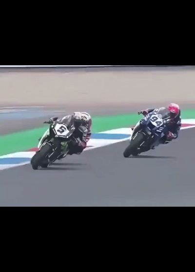 比不过就使阴招，真让人恶心。
张雪机车在比赛中遭恶意干扰，5号杜卡迪赛车手试图用