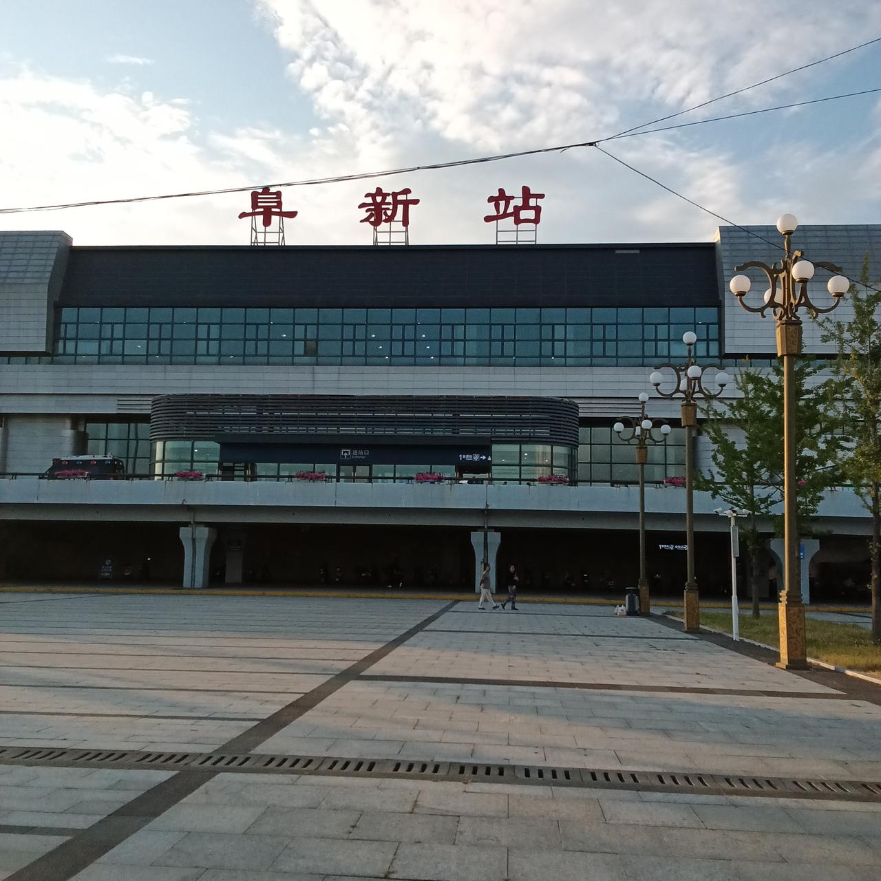 家长教育方式不同，
两个孩子差异明显

今天有事儿去省城沈阳，在普通列车上遇到两