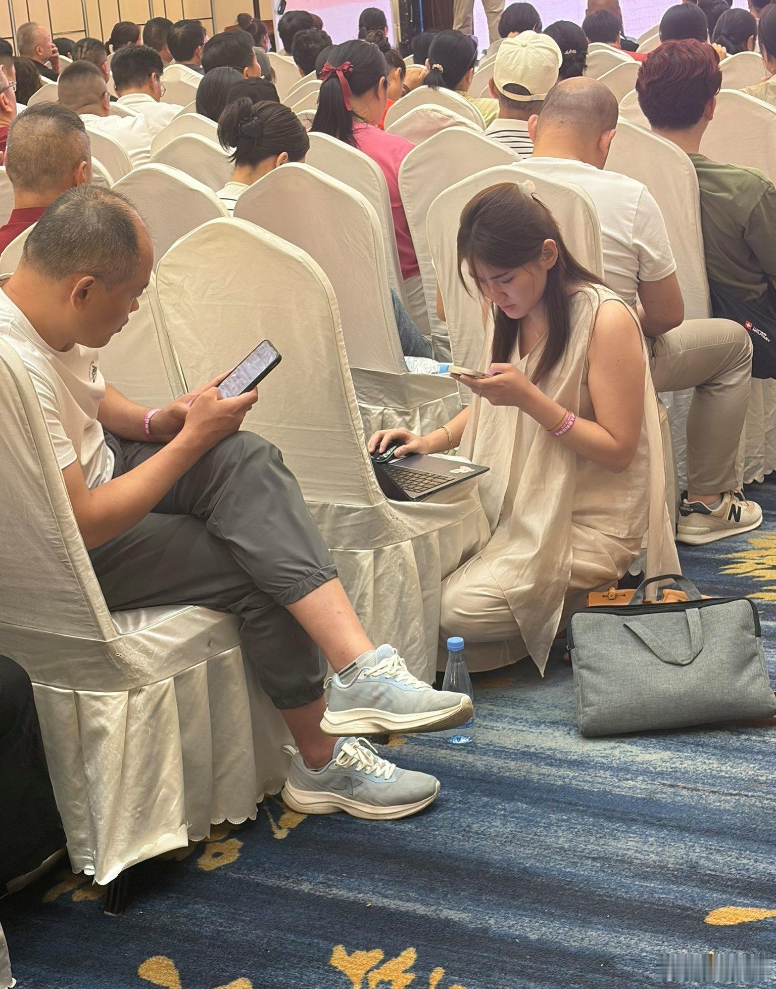敬业，培训会都不忘工作 