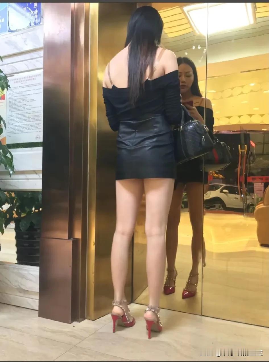 #风情万种的气质美女是怎样炼成的?#高跟长发好身材，风情自来！[笑哭]