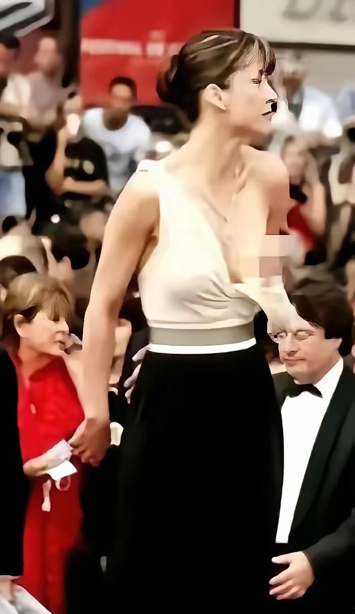 红毯上肩带脱落，到底是意外还是故意，真让人怀疑。就说2026年5月15日那个引发
