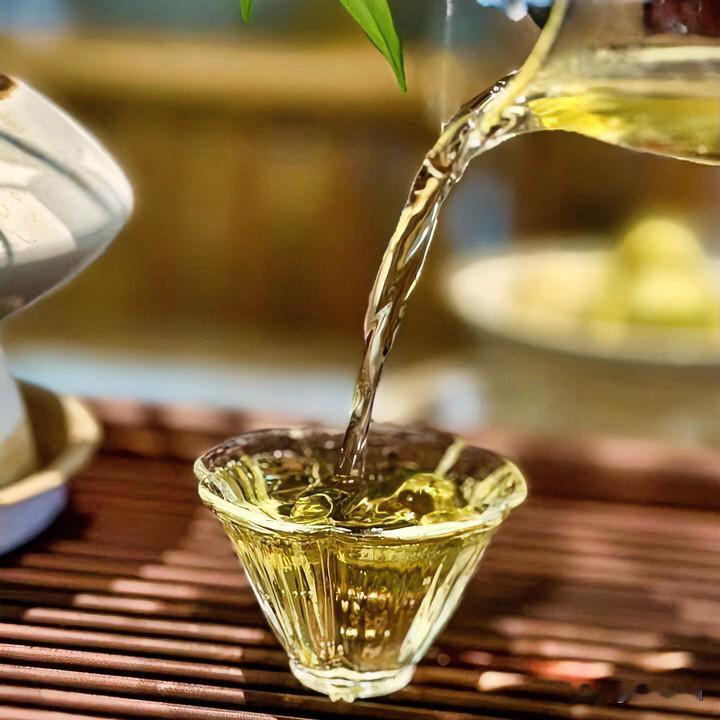 《茶时诗经变体》
取叶于青箬，注汤于素瓷。
盏浅意自远，茶烟袅如时。
不求急盏满