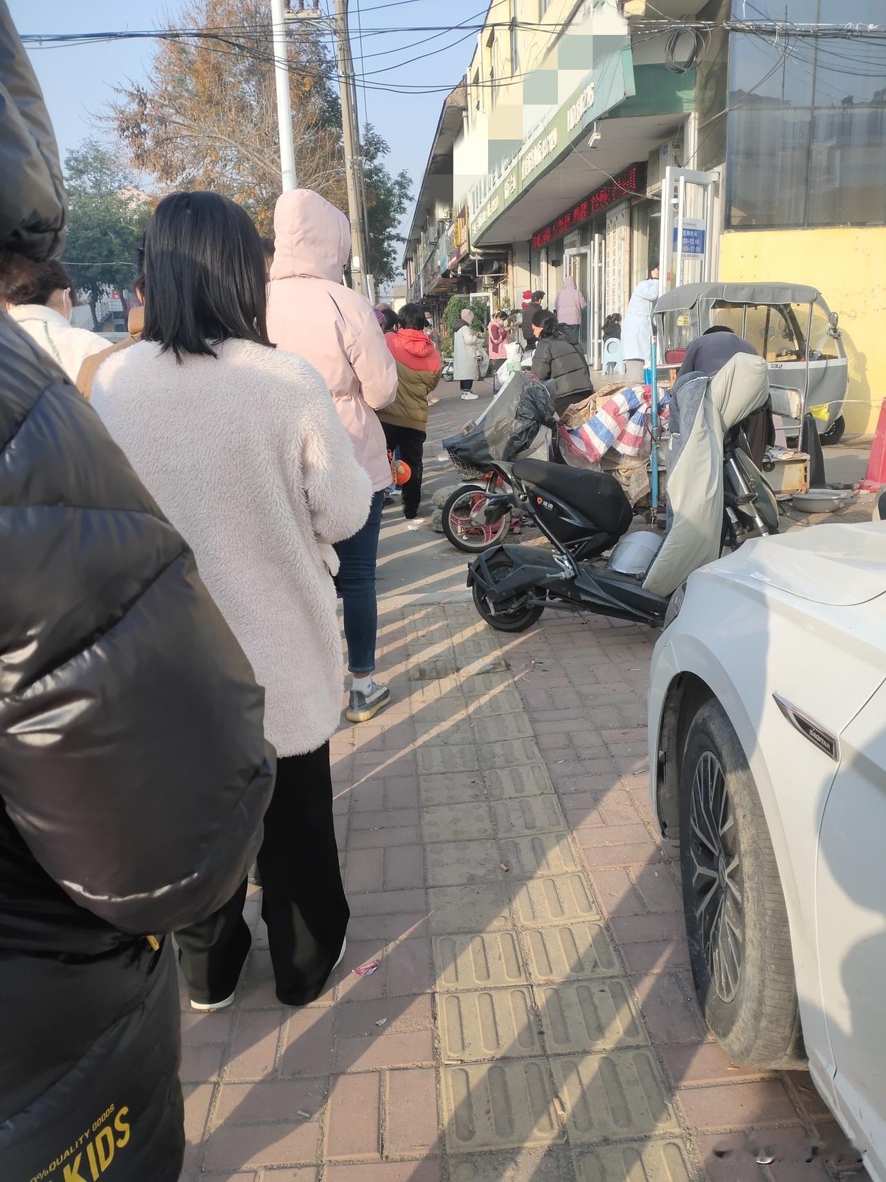 诊所排近百人的长队看病，可见最近感冒的人有多少！
近几日，临沂市区感冒盛行，学校