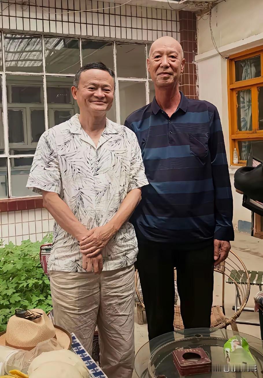 你看马云身上这条裤子，褶皱特别明显，应该就是纯棉料子。我也很喜欢穿纯棉的衣服，实