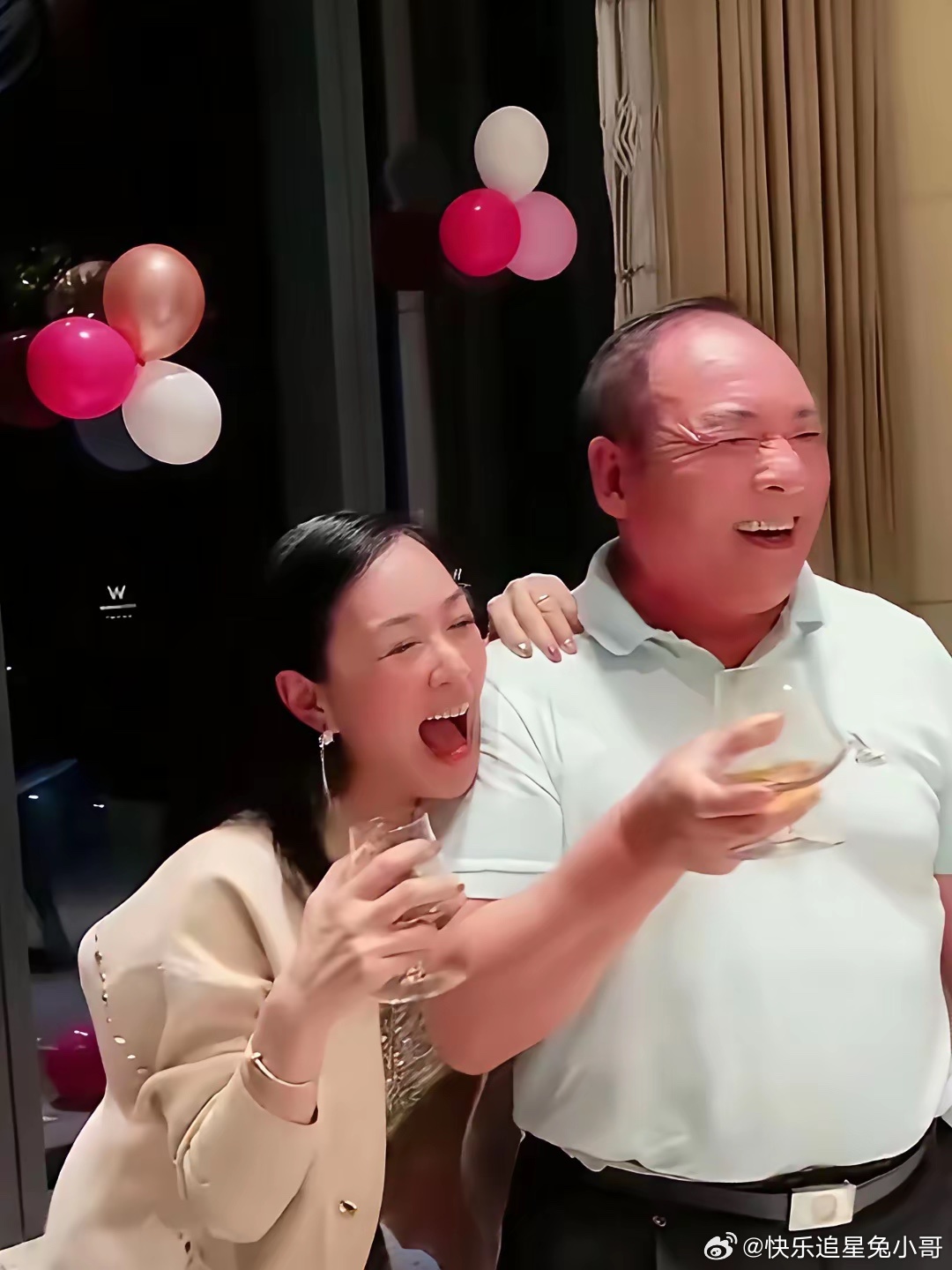 钟丽缇与她公公举杯共饮时的一幕，酒过三巡，张伦硕的父亲脸上泛红，望向儿媳妇的目光