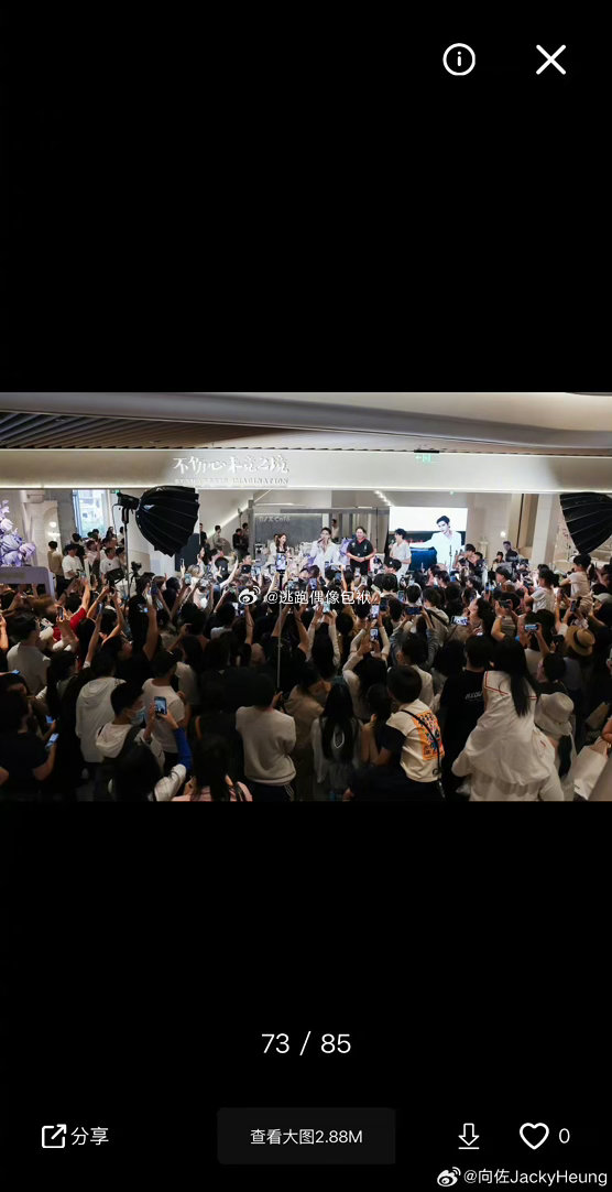 向佑到场向佐粉丝见面会向佐向佑体型差粉丝见面会迎来向佑惊喜亮相，兄弟二人同台出镜