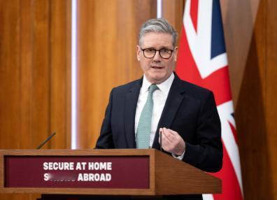 英国首相斯塔默坐不住了，直接跟巴基斯坦通了电话，不仅要谢谢巴基斯坦为组织这场谈判