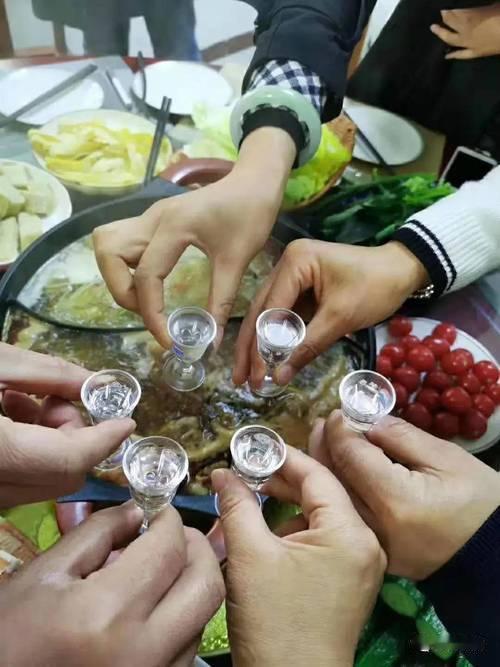 河南酒桌常见规矩与避坑技巧，礼貌拒酒，少喝不醉。
河南酒桌核心规矩+礼貌避坑技巧