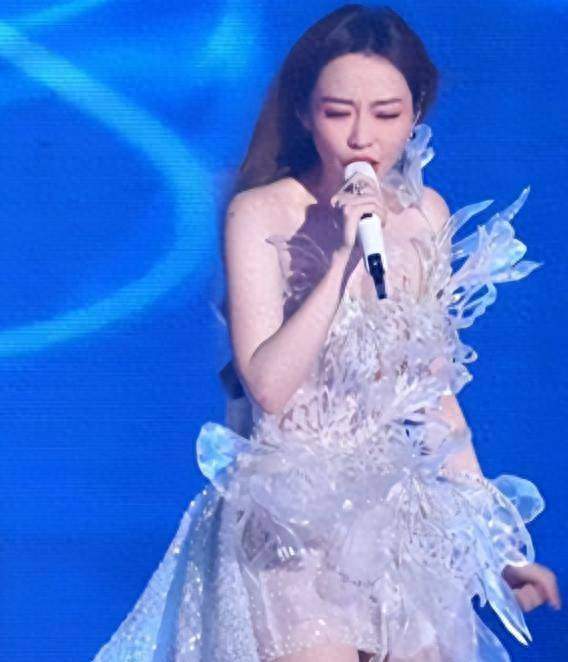 张靓颖澳门演唱会生图显胖被嘲，是本人状态差还是礼服踩雷？