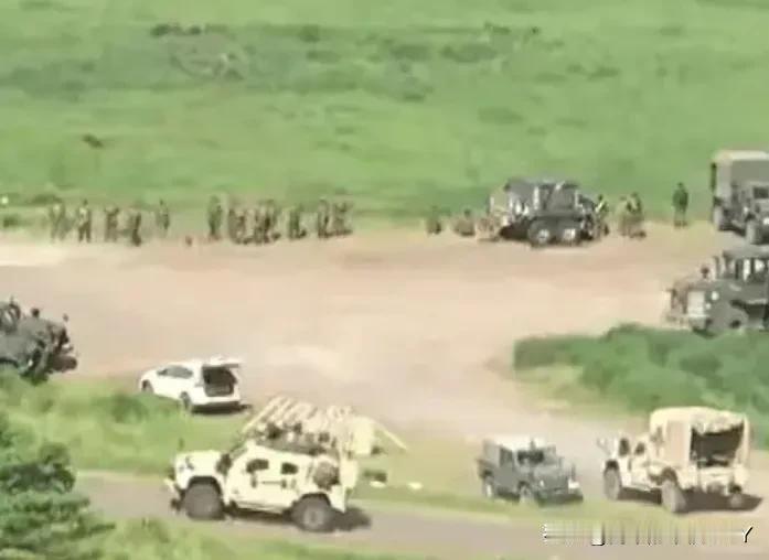 轰的一声，日本传来巨大爆响，自卫队伤亡惨重，尸体横倒竖卧。

 
据日本共同社、