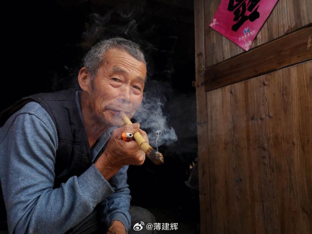 看到九旬老人在公共楼道睡了近一年这事儿，心里五味杂陈！中国人骨子里有“养儿防老”