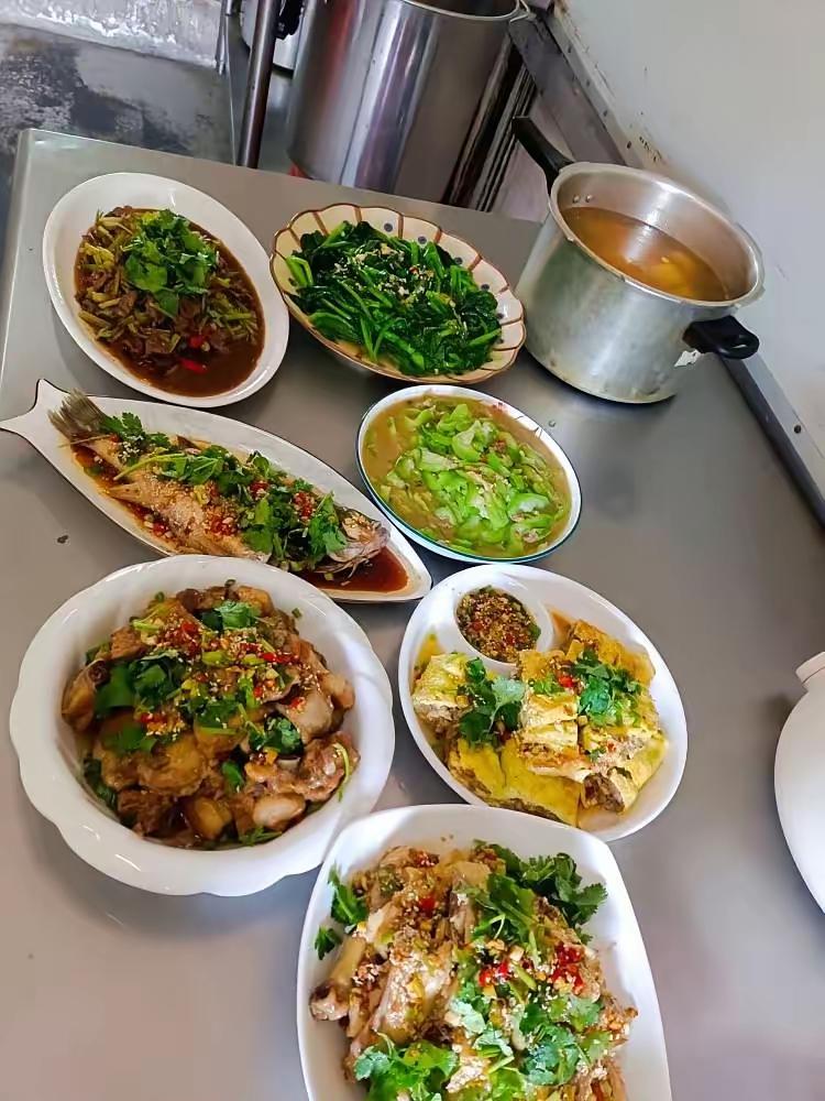 朋友做的一桌子饭菜，得到了大家的好评，味道也是很不错的！