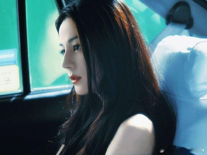 迪丽热巴这一段神性拉满了！月光凝成人形，衣袂流泻清辉。她抬眼的刹那，清冷疯芒刺穿