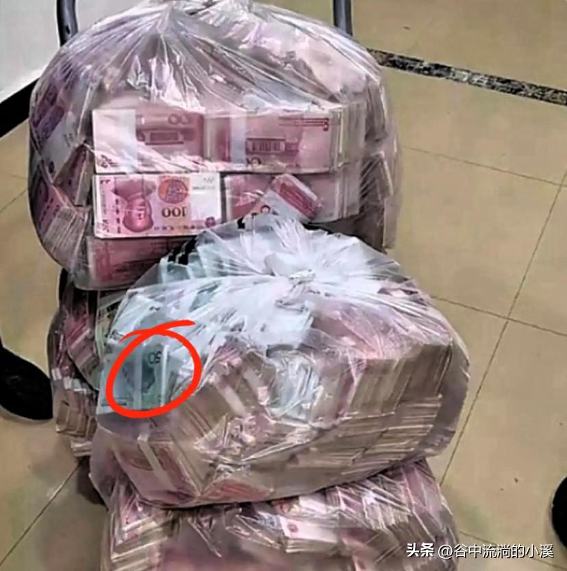 下午去银行办存款，
刚把250万的存单和现金递进去，
柜员就抬起头很认真地问了我