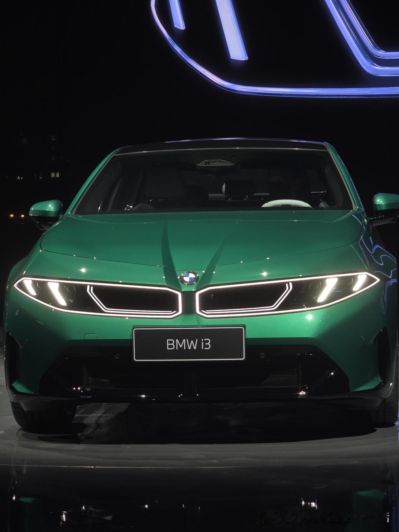 宝马海外版开始订购

宝马新世代i3车长和Model 3差不多，宽度压在了186
