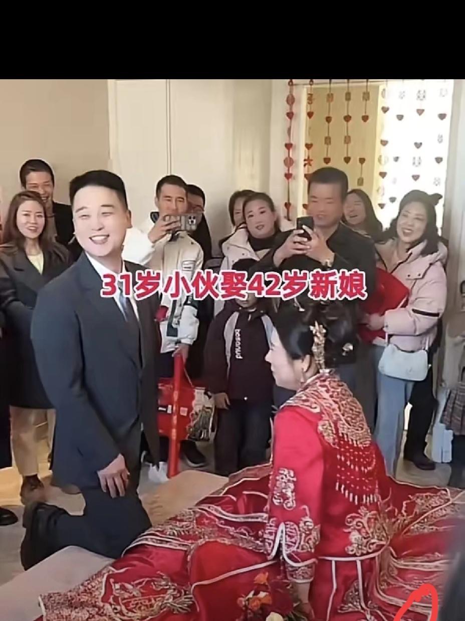吵翻全网！陕西31岁小伙娶42岁新娘，11岁年龄差，戳破了当代人最固执的婚恋偏见