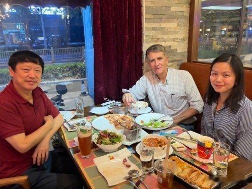 每次扫黄都有胡锡进！怪不得天天嚷着：反间谍还怎么对外开展工作啊！夜总会经济必须大