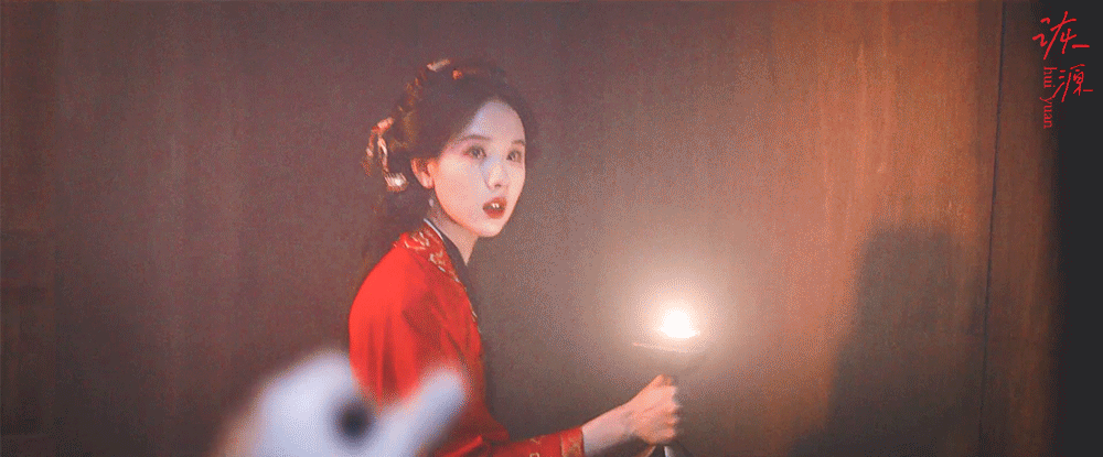陈都灵 《翘楚》楚朝 / 动图▷EP02-05 红衣-美丽背影 推门 转身于是摊