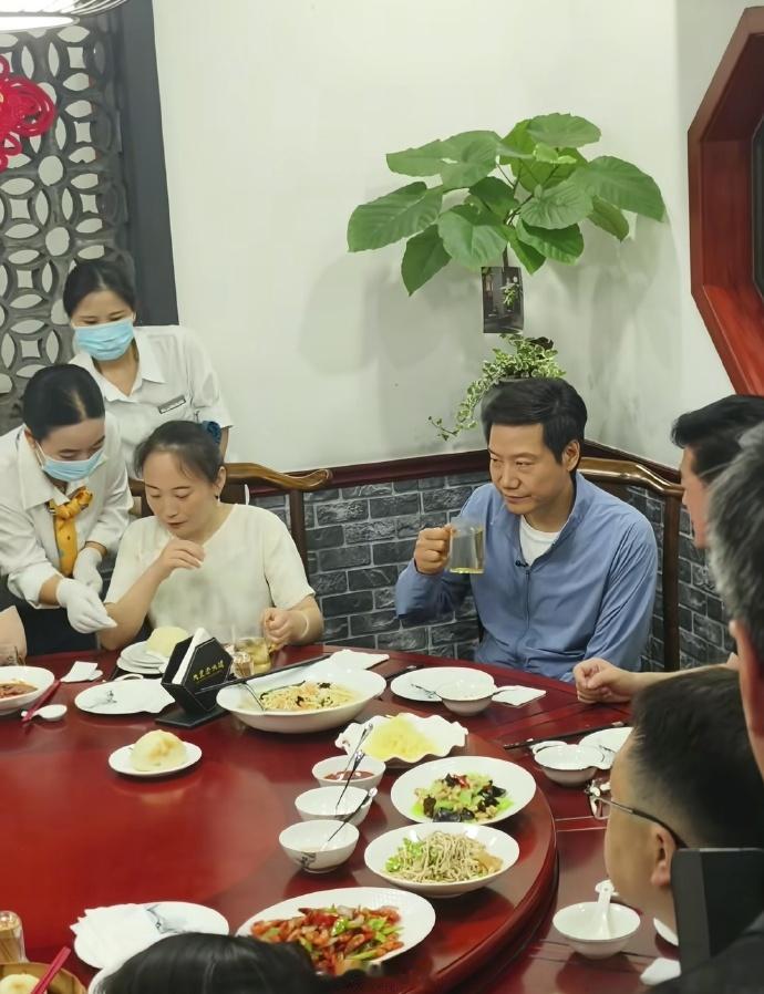 雷军和黄仁勋都喜欢逛吃打卡，还把麦芽糖分给大家吃，分前和分后自己嘴里也塞了两颗[