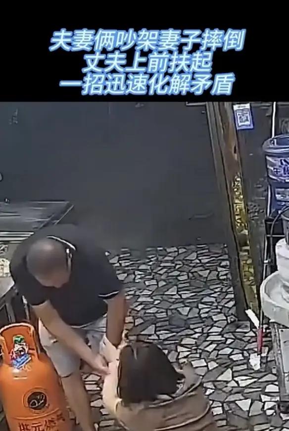 丈夫沉默看妻子摔东西被吐槽：他攥潮的手心，藏着你没看见的温柔
 
男人真的太难了