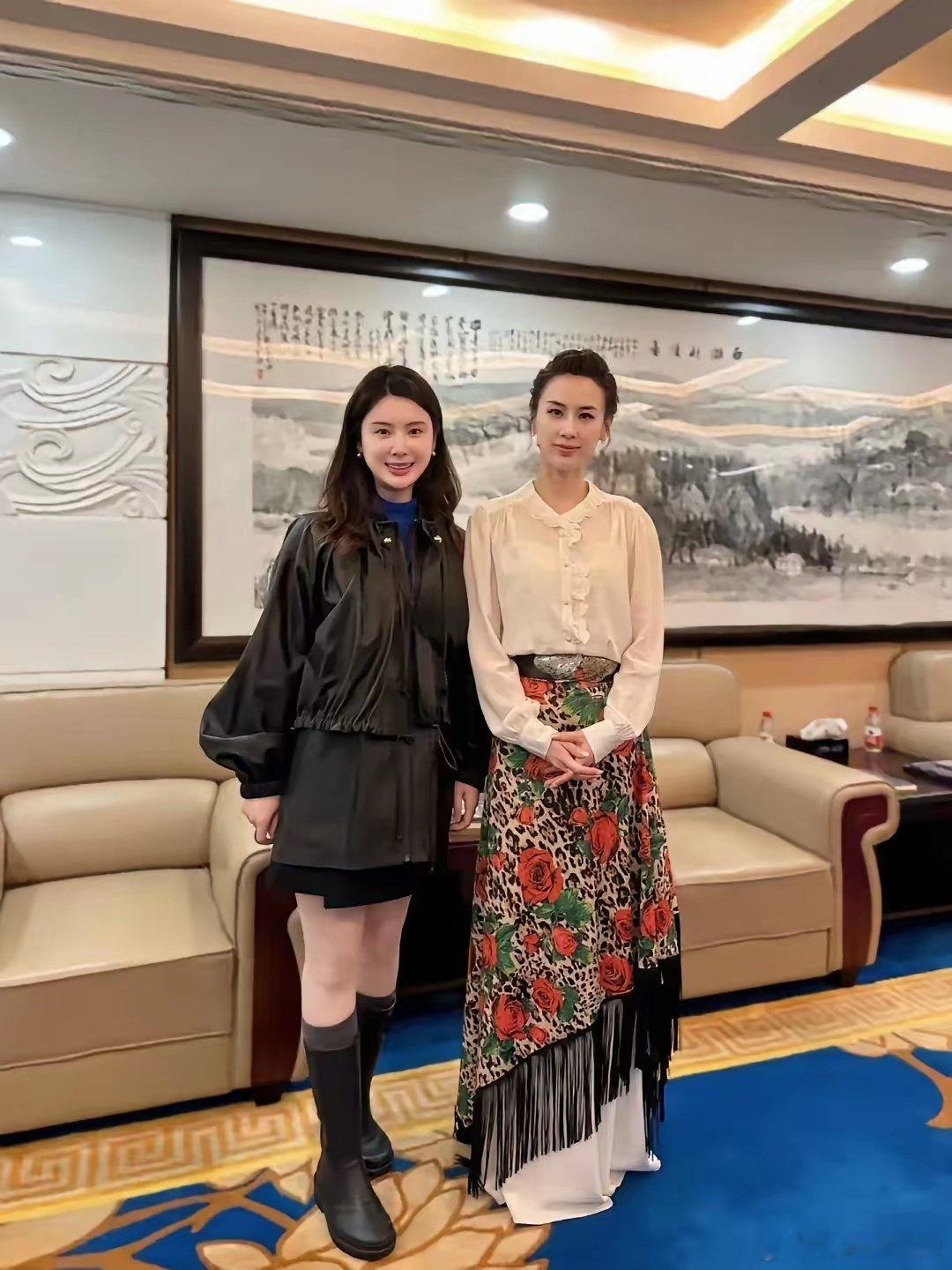 黄圣依长了一张170的脸，实际和阿娇差不多高！ ​​​