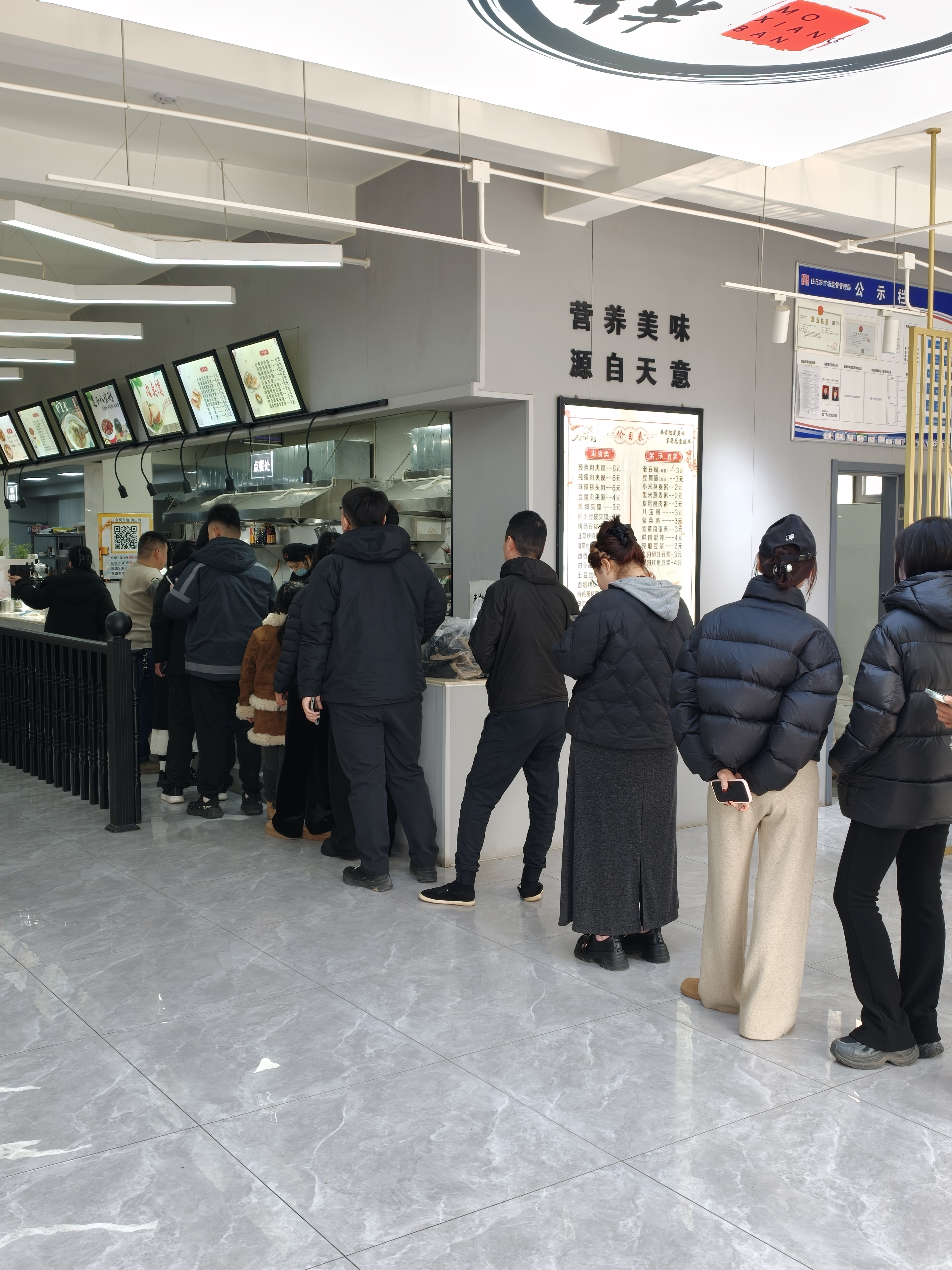 中午排队的人有点多任丘除了驴肉火烧（马肉），大饼卷焖子（其实一般不会这么吃），圈