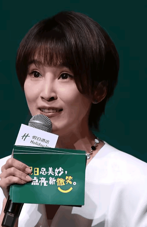 谢楠近照引热议，四十多岁的谢楠断崖式衰老，以前觉得她很可爱，现在的她苹果肌下垂，